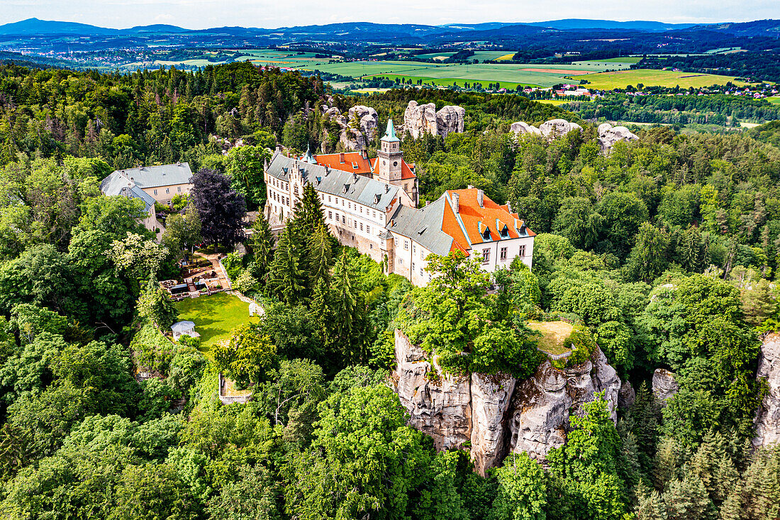 Luftaufnahme der Burg Hruba Skala, Böhmisches Paradies, Tschechische Republik, Europa