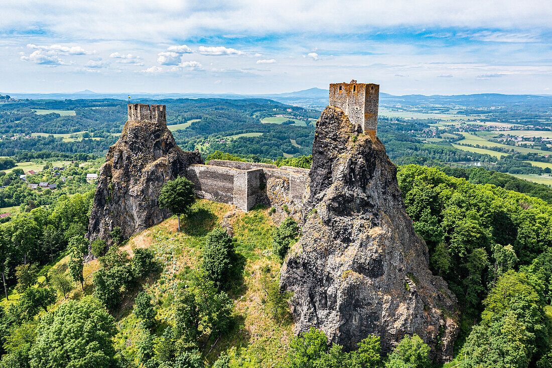 Luftaufnahme der Felsenstadt Hruba Skala mit der Burg im Hintergrund, Böhmisches Paradies, Tschechische Republik, Europa