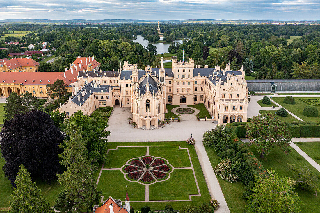 Luftaufnahme des Schlosses Lednice, Kulturlandschaft Lednice-Valtice, UNESCO-Weltkulturerbe, Südmähren, Tschechische Republik, Europa
