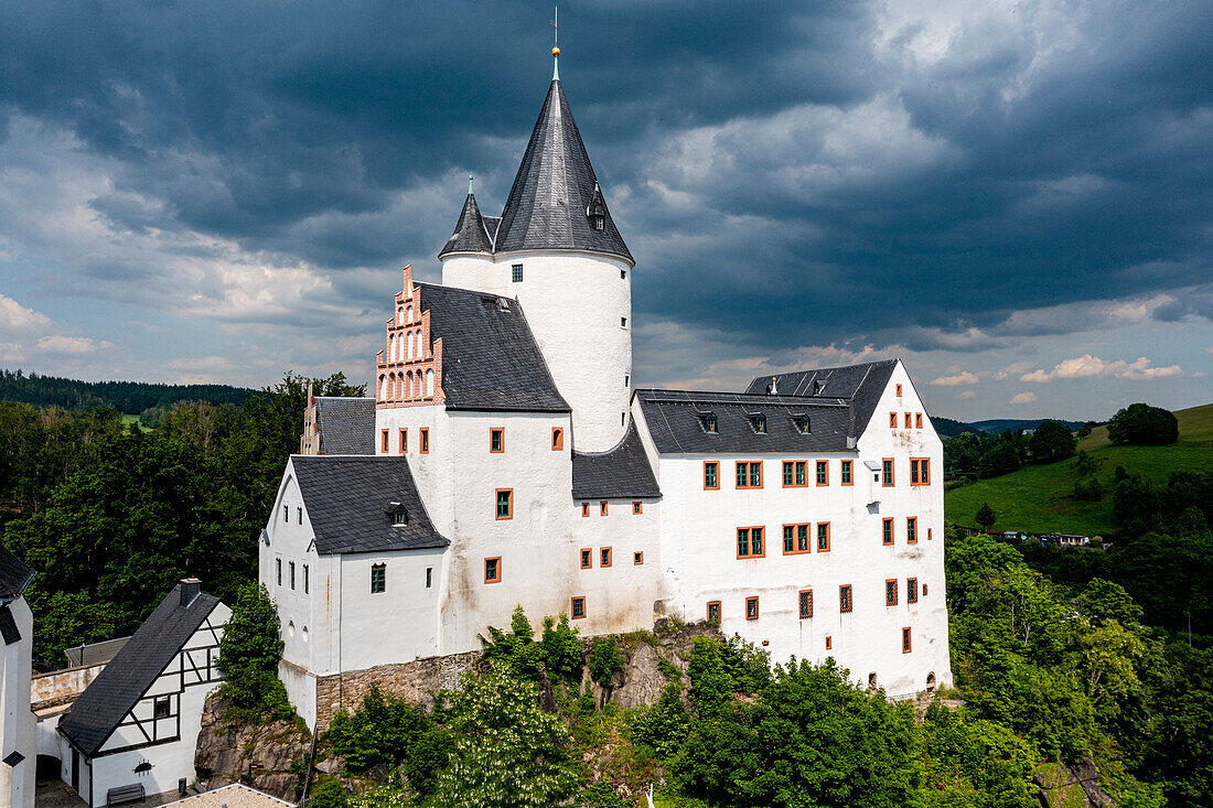 Luftaufnahme von St. Georgen Kirche und Schloss, Stadt Schwarzenberg, Erzgebirge, UNESCO-Weltkulturerbe, Sachsen, Deutschland, Europa