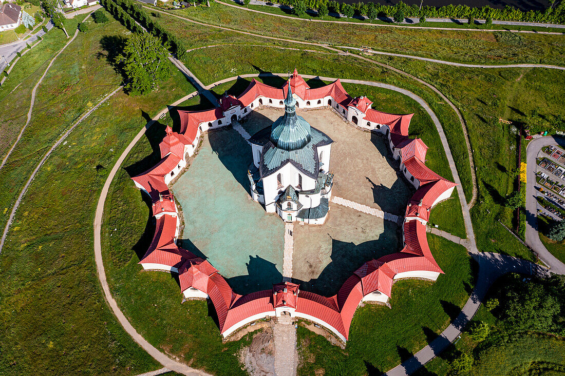 Luftaufnahme der Wallfahrtskirche des Heiligen Johannes von Nepomuk, UNESCO-Weltkulturerbe, Zelena Hora, Tschechische Republik, Europa