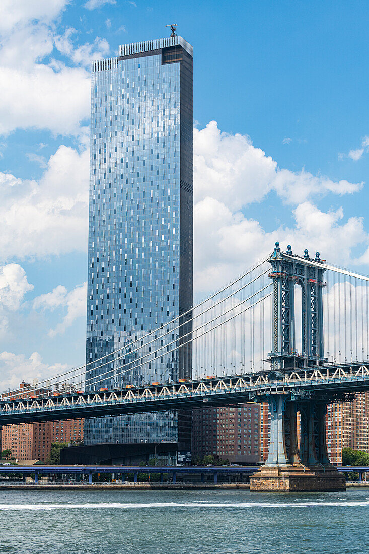 Ein Manhattan Square mit Manhattan Bridge, Manhattan, New York, Vereinigte Staaten von Amerika, Nordamerika