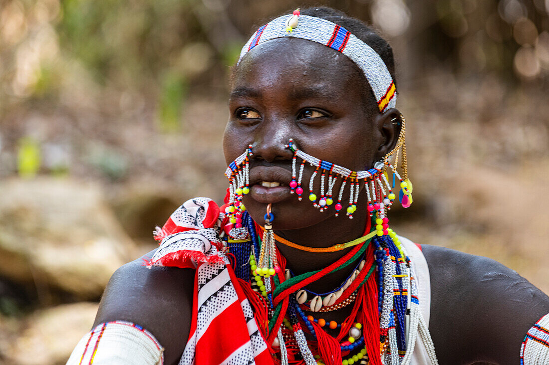 Traditionell gekleidetes junges Mädchen aus dem Stamm der Laarim, Boya Hills, Eastern Equatoria, Südsudan, Afrika