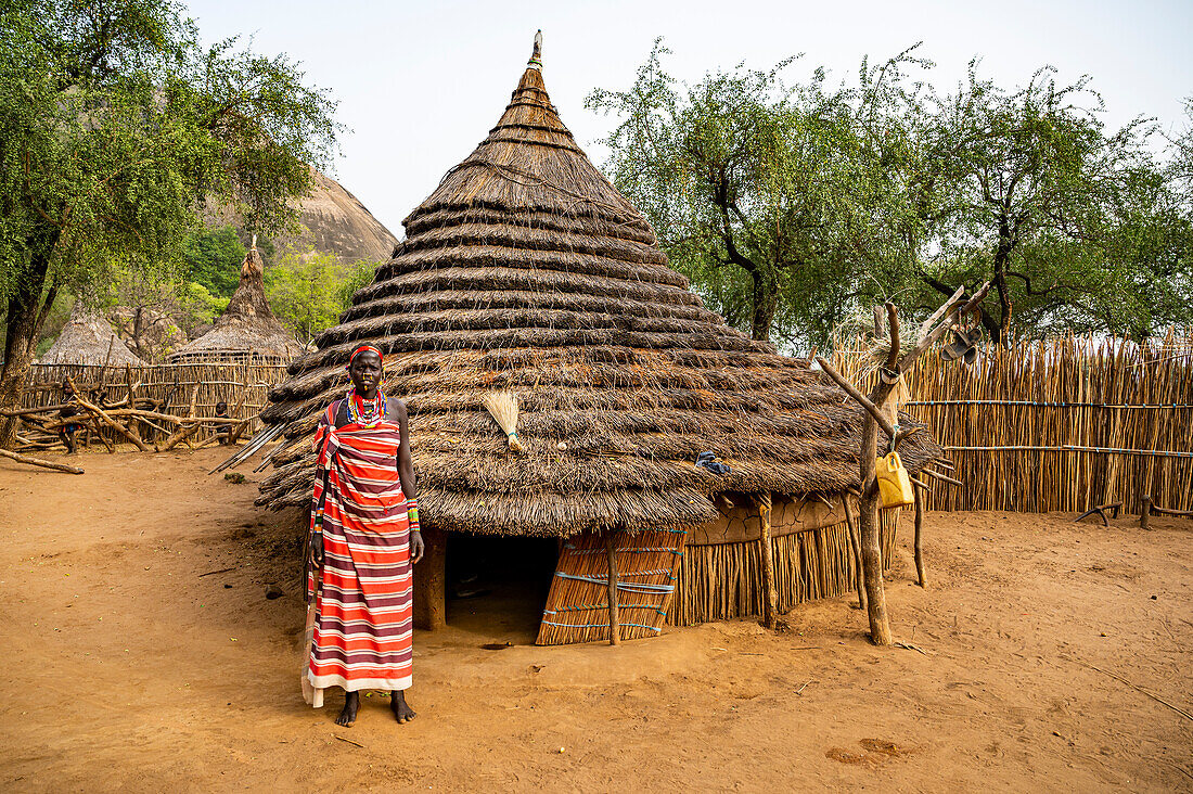 Junge Frauen vor einer traditionellen Dorfhütte des Stammes Laarim, Boya Hills, Eastern Equatoria, Südsudan, Afrika