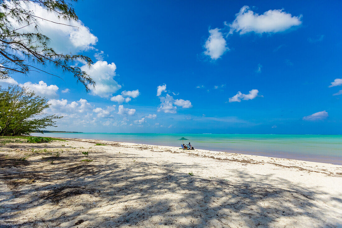 Menschen genießen Horse Stable Beach, North Caicos, Turks- und Caicosinseln, Atlantik, Mittelamerika