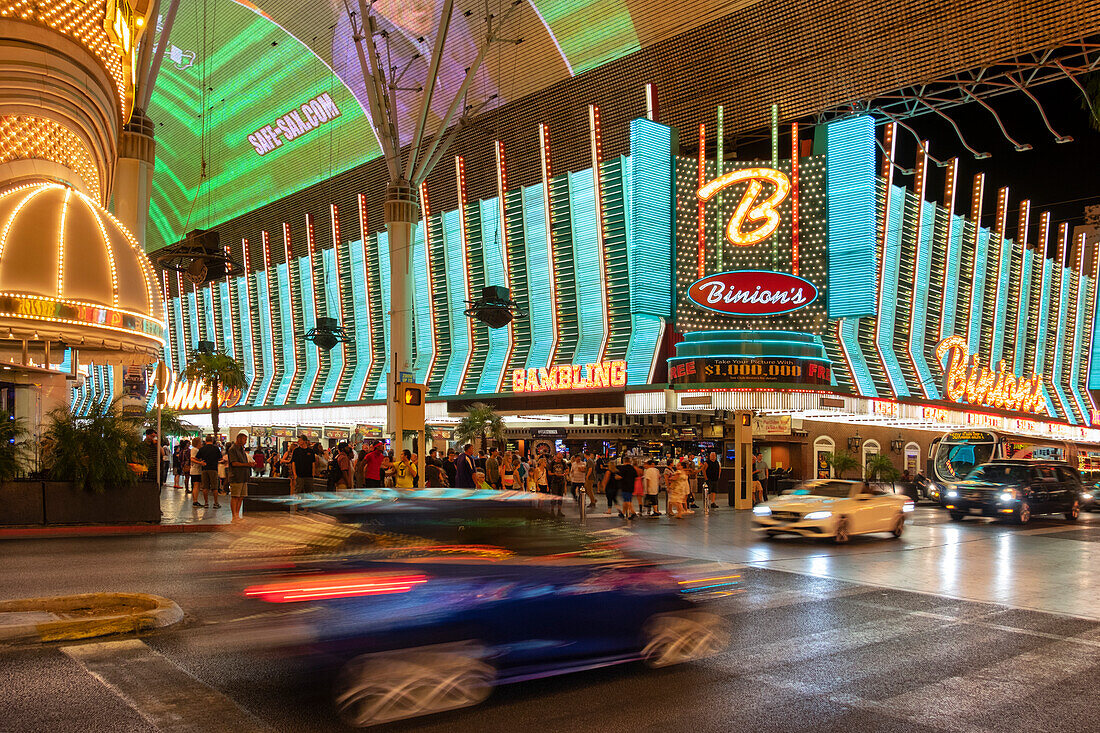 Binions Gambling Hall and Hotel und The Fremont Experience bei Nacht, Fremont Street, Las Vegas, Nevada, Vereinigte Staaten von Amerika, Nordamerika