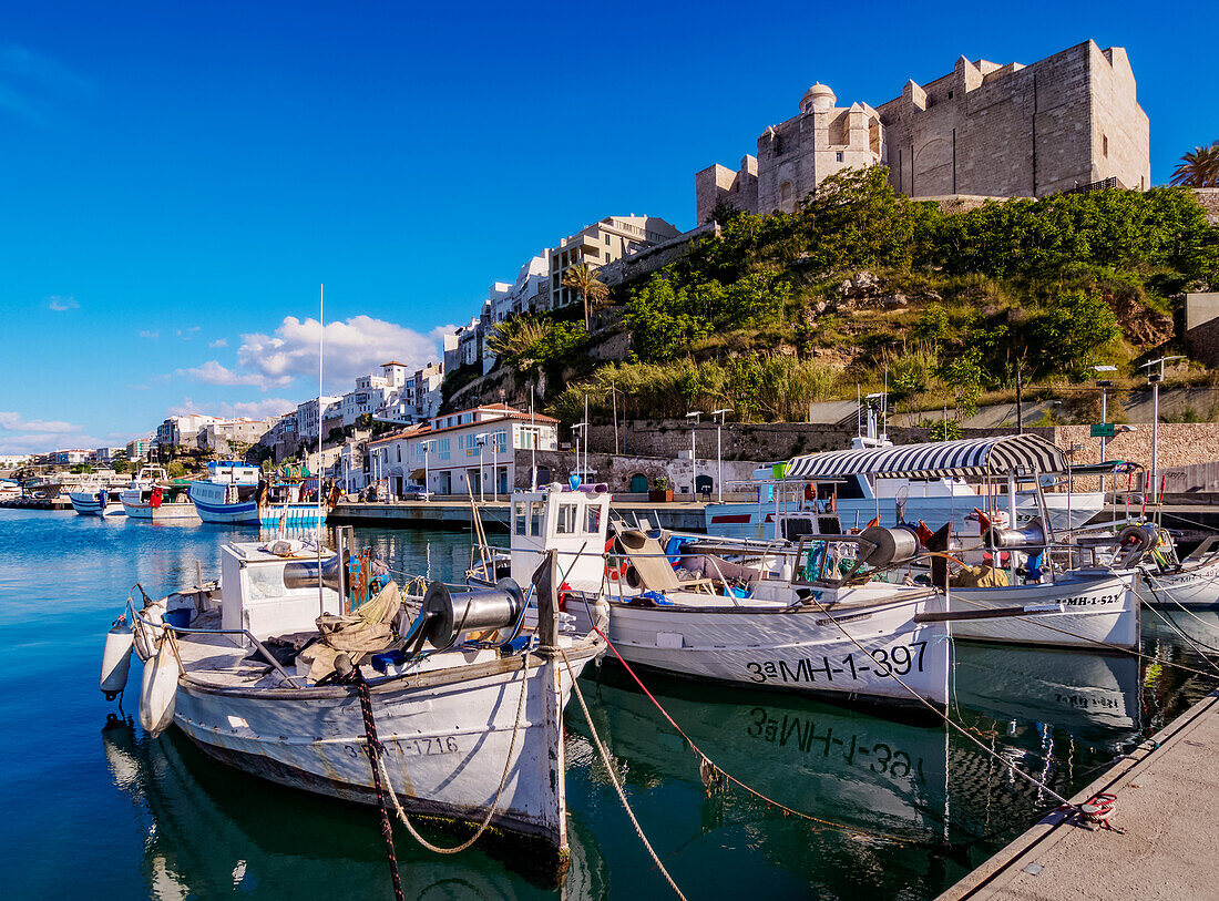 Boote im Hafen und Kloster Saint Francis, Mahon(Mao), Menorca (Menorca), Balearen, Spanien, Mittelmeer, Europa