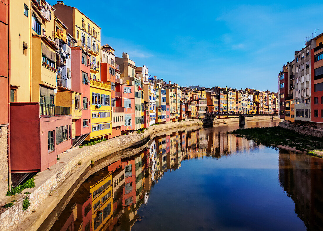 Bunte Häuser spiegeln sich im Fluss Onyar, Girona (Gerona), Katalonien, Spanien, Europa