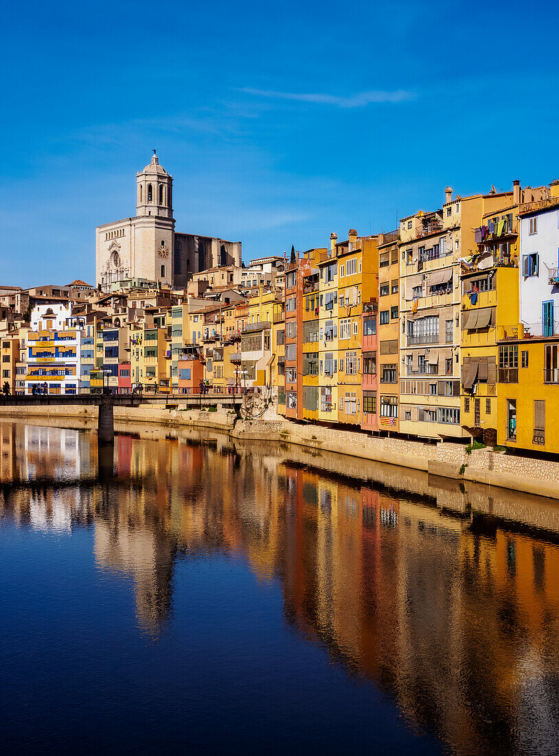Bunte Häuser und die Kathedrale, die sich im Fluss Onyar, Girona (Gerona), Katalonien, Spanien, Europa widerspiegeln