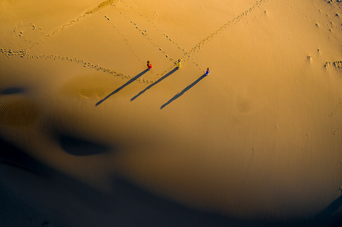 People walking home across Nam Cuong sand dunes, Ninh Thuan, Vietnam, Indochina, Southeast Asia, Asia