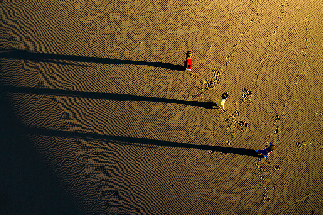 Menschen zu Fuß nach Hause über Nam Cuong Sanddünen, Ninh Thuan, Vietnam, Indochina, Südostasien, Asien