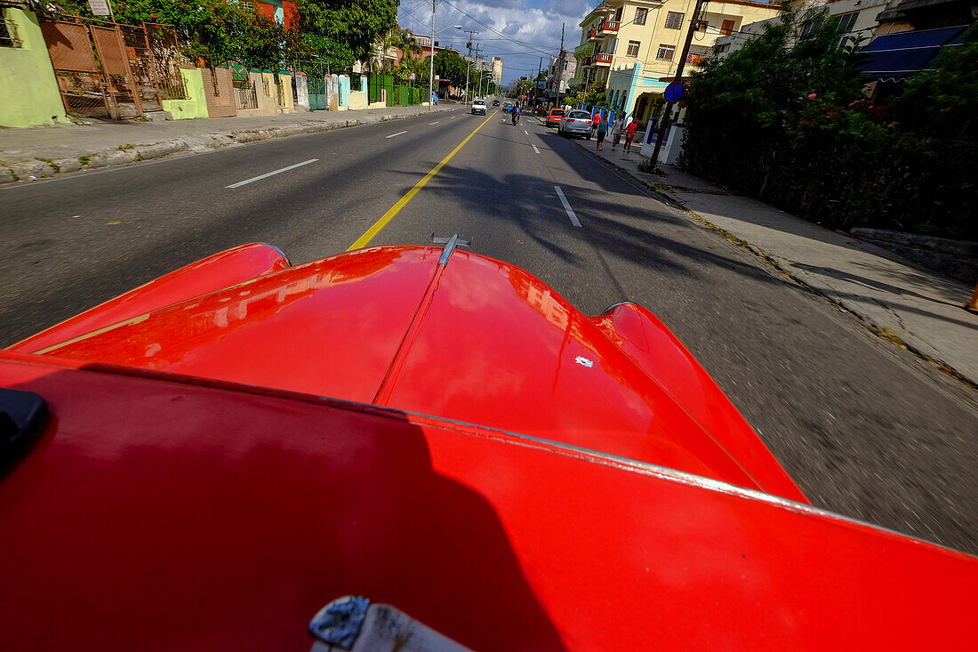 Die Motorhaube eines Oldtimers, der durch die Straßen von Havanna, Havanna, Kuba, Westindien, Mittelamerika fährt
