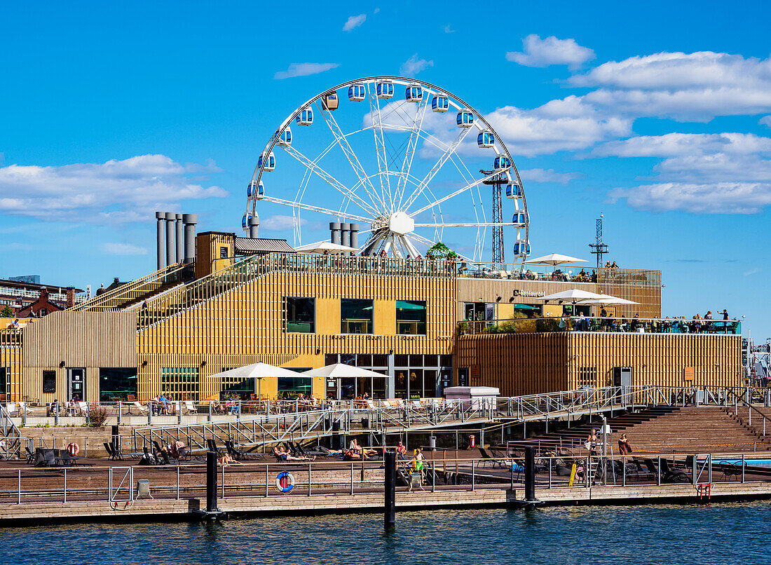 Blick über den Südhafen in Richtung Allas Sea Pool und Restaurant und SkyWheel Riesenrad, Helsinki, Kreis Uusimaa, Finnland, Europa