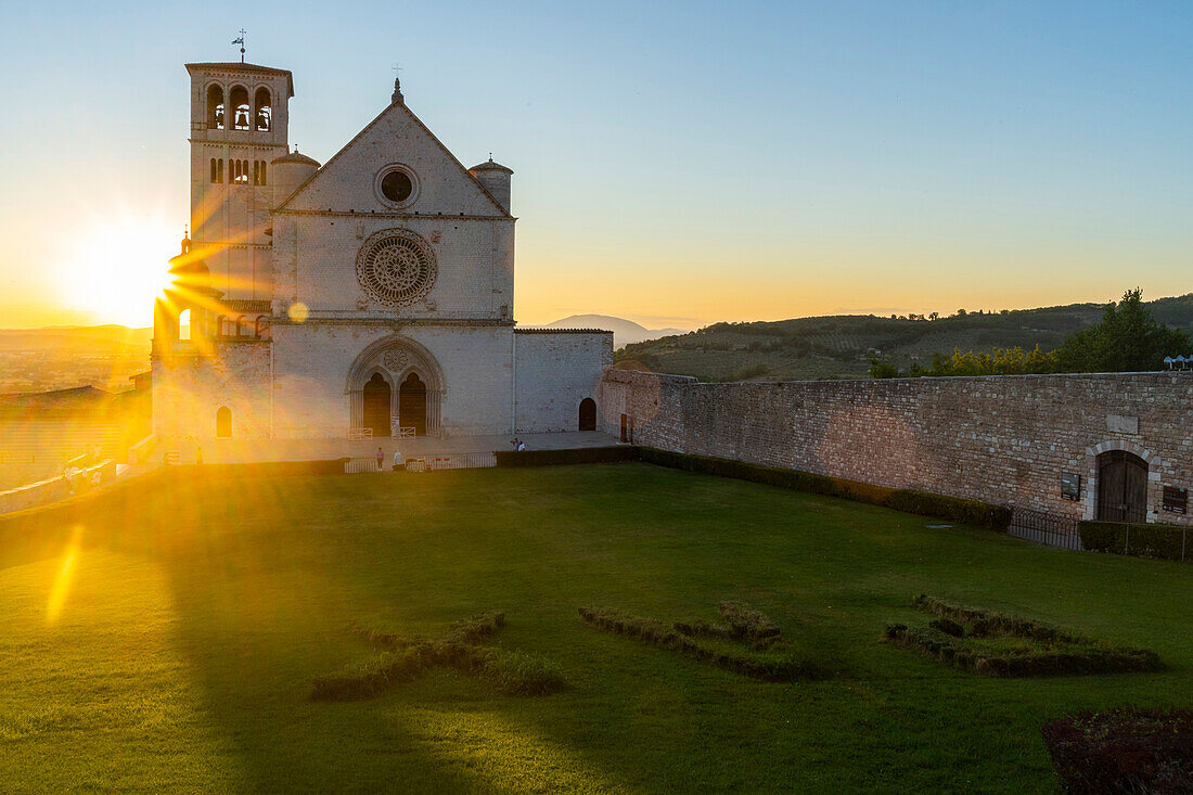 St. Francis Cathedral bei Sonnenuntergang, UNESCO-Weltkulturerbe, Assisi, Umbrien, Italien, Europa