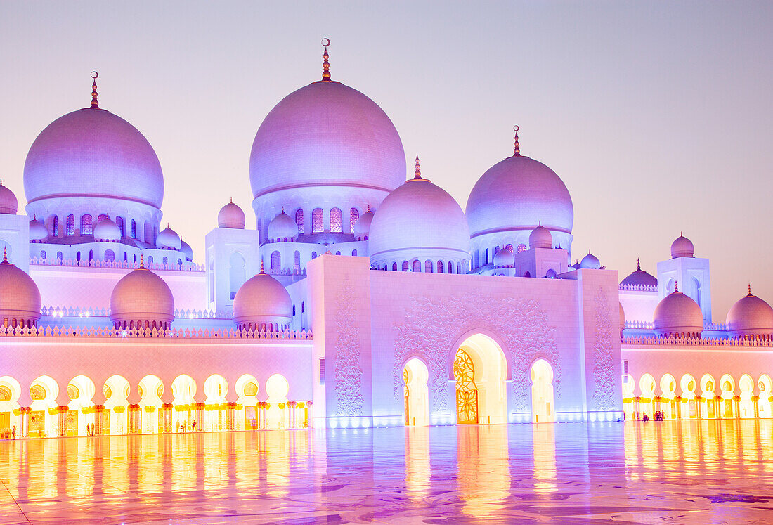 Die Scheich-Zayid-Moschee, die größte Moschee des Landes, in Abu Dhabi, der Hauptstadt der Vereinigten Arabischen Emirate, Naher Osten