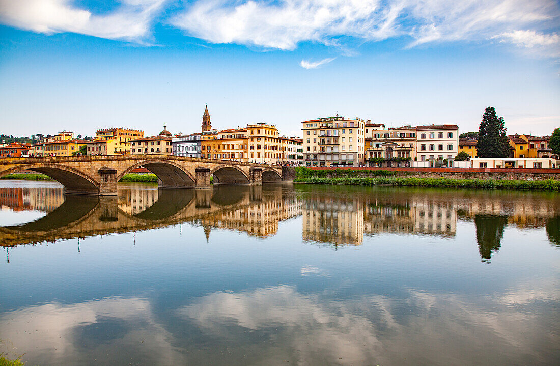 Brücke spiegelt sich im Fluss Arno, Florenz, Toskana, Italien, Europa