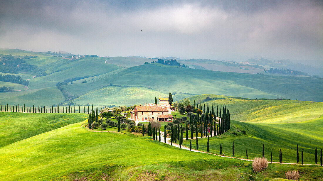 Bauernhaus in grüner Sommerlandschaft in der Nähe von Crete Senesi, Toskana, Italien, Europa