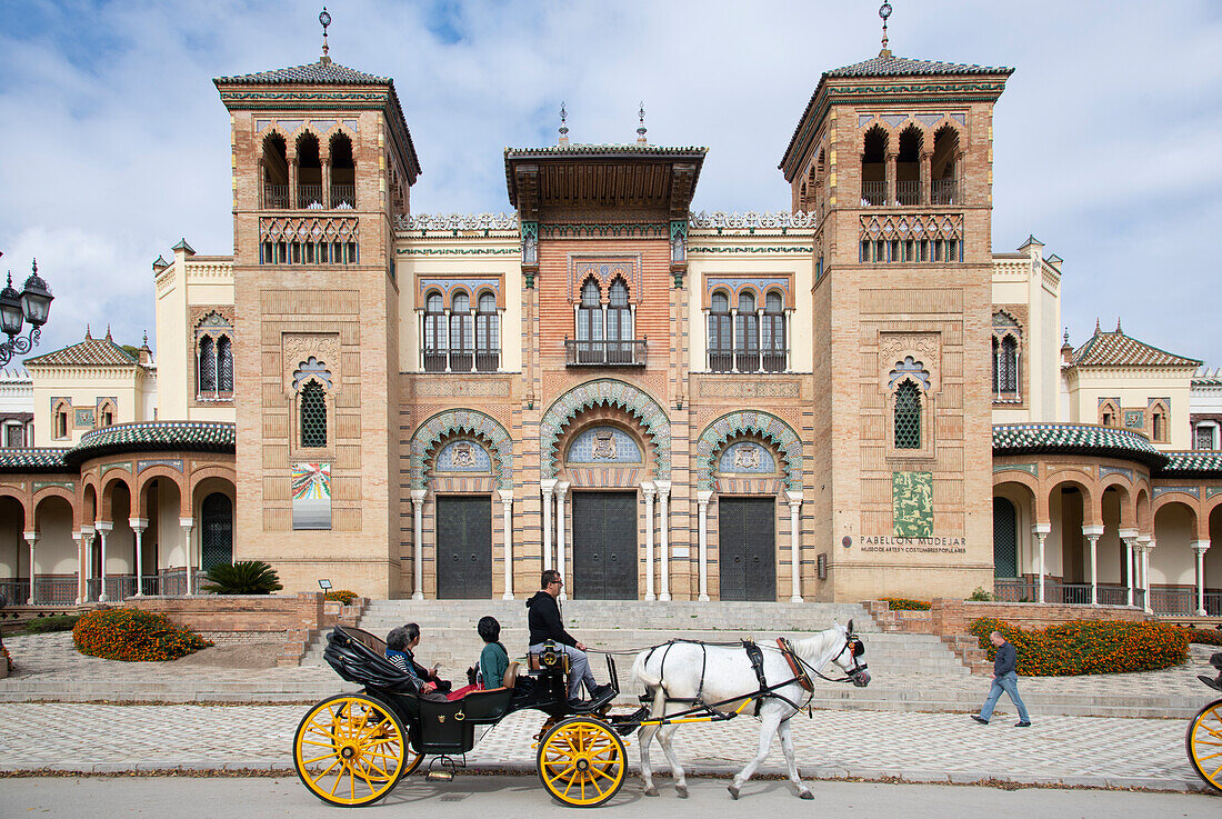 Pferd und Kutsche fahren im Parque de Maria Luisa, Sevilla, Andalusien, Spanien, Europa