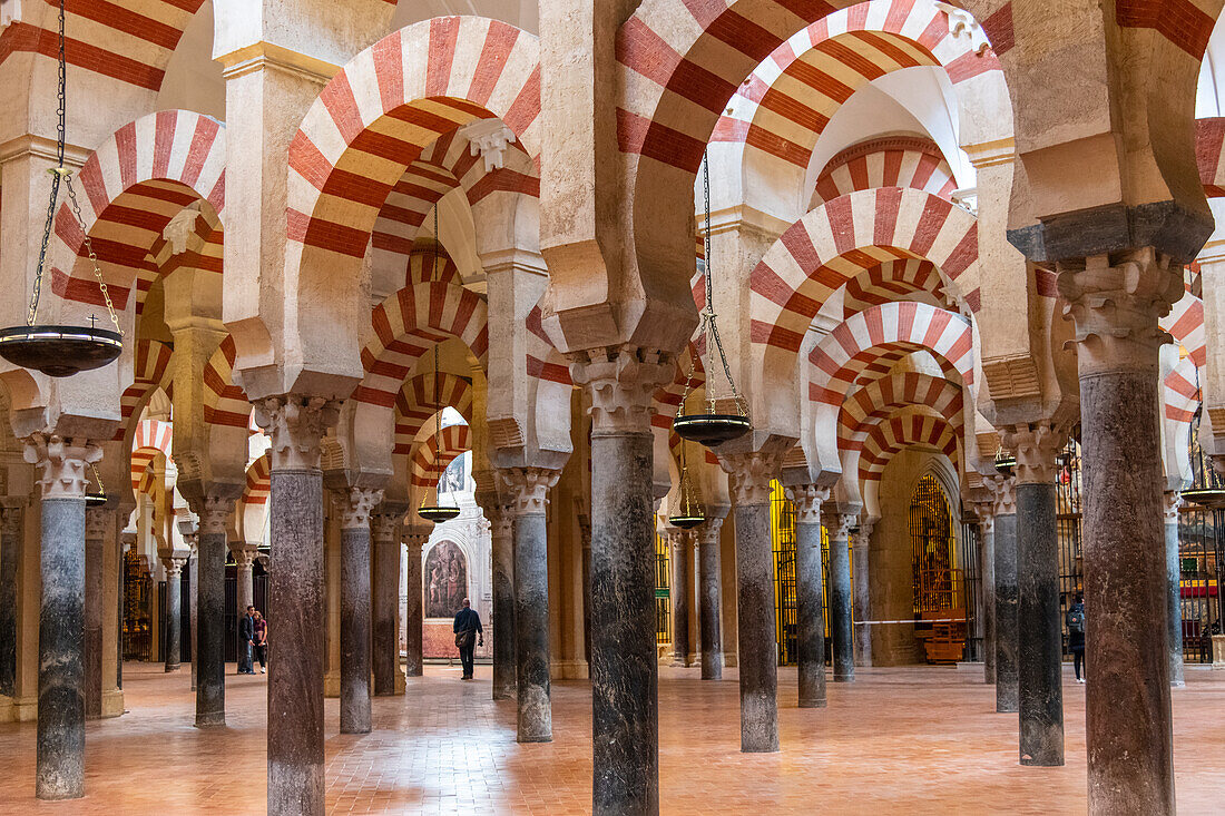 Innenraum der Mezquita de Cordoba (die Moschee-Kathedrale von Cordoba), UNESCO-Weltkulturerbe, Cordoba, Andalusien, Spanien, Europa