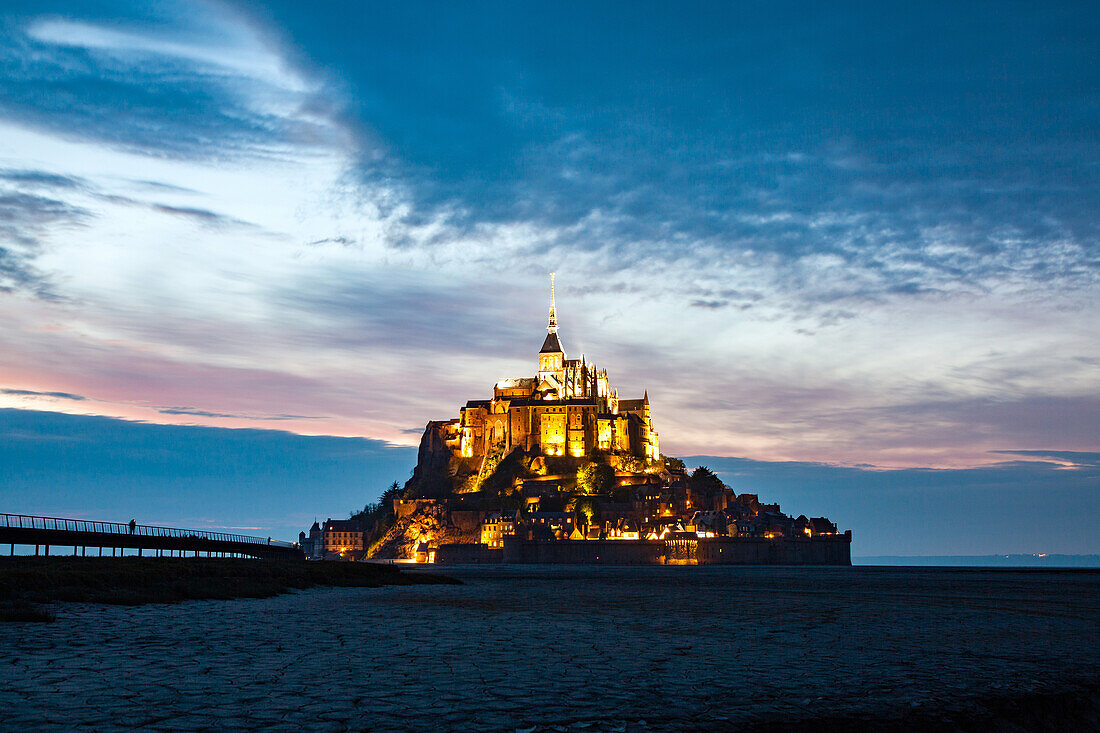 Mont Saint-Michel (Mont-St. Michel) in der Abenddämmerung, UNESCO-Weltkulturerbe, Normandie, Frankreich, Europa