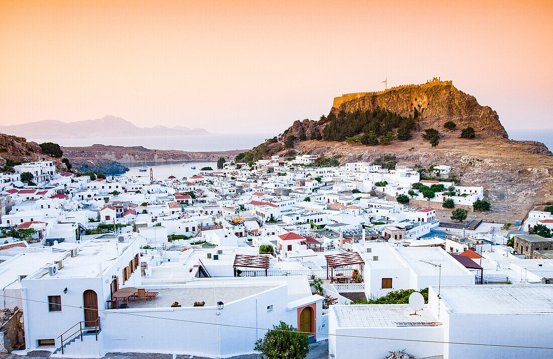 Blick über die Stadt Lindos, Rhodos, Dodekanes, griechische Inseln, Griechenland, Europa