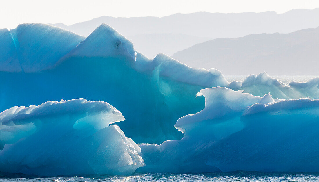 Eisberge treiben in den Fjorden Südgrönlands, Dänemark