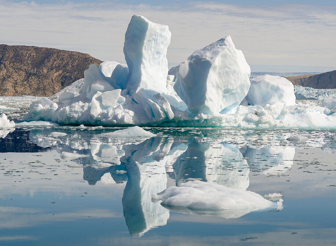 Fjord mit Eisbergen, im Hintergrund der Gletscher Eqip Sermia im dänischen Überseegebiet Grönland.