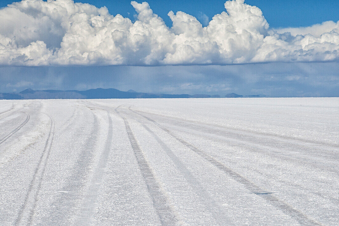 Bolivien, Uyuni, Salar de Uyuni. Die Salinen erstrecken sich über Meilen.