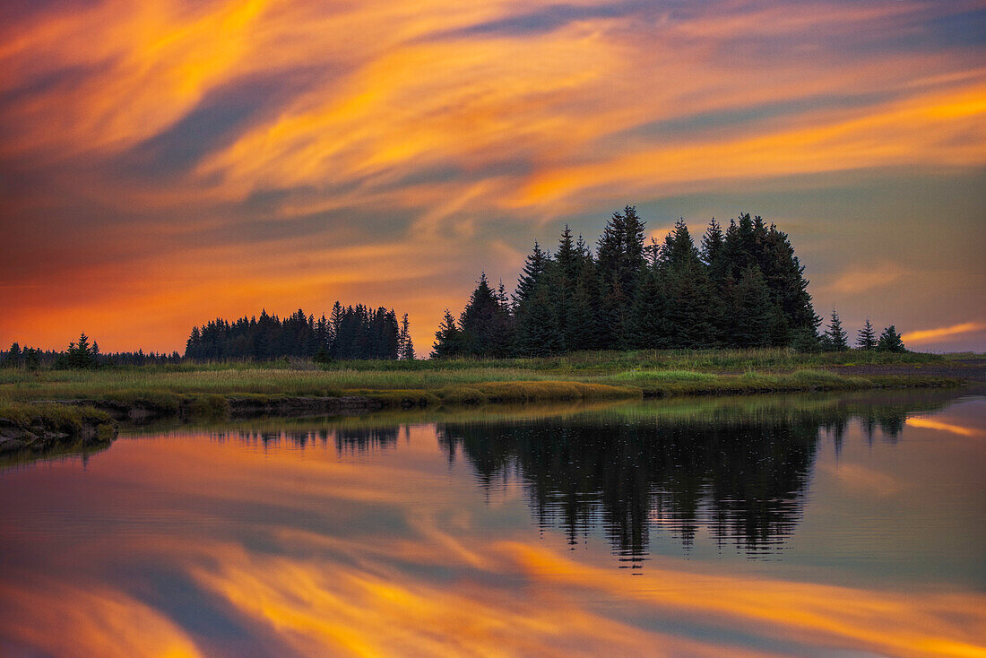 Sonnenaufgang am Slough von Silver Salmon Creek, Lake Clark National Park and Preserve, Alaska