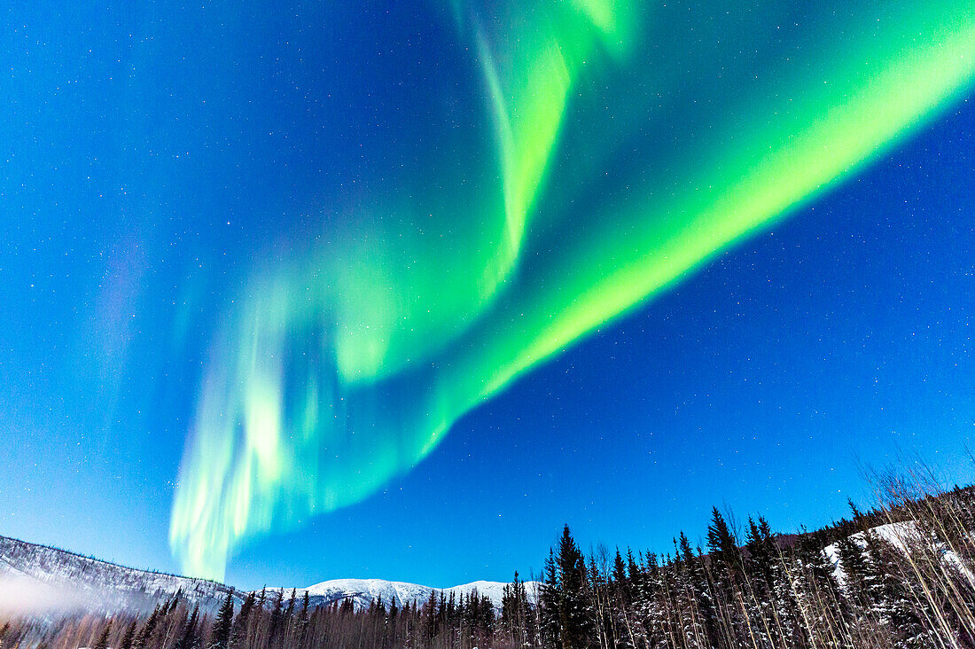 USA, Alaska. Polarlichter über den Bergen.