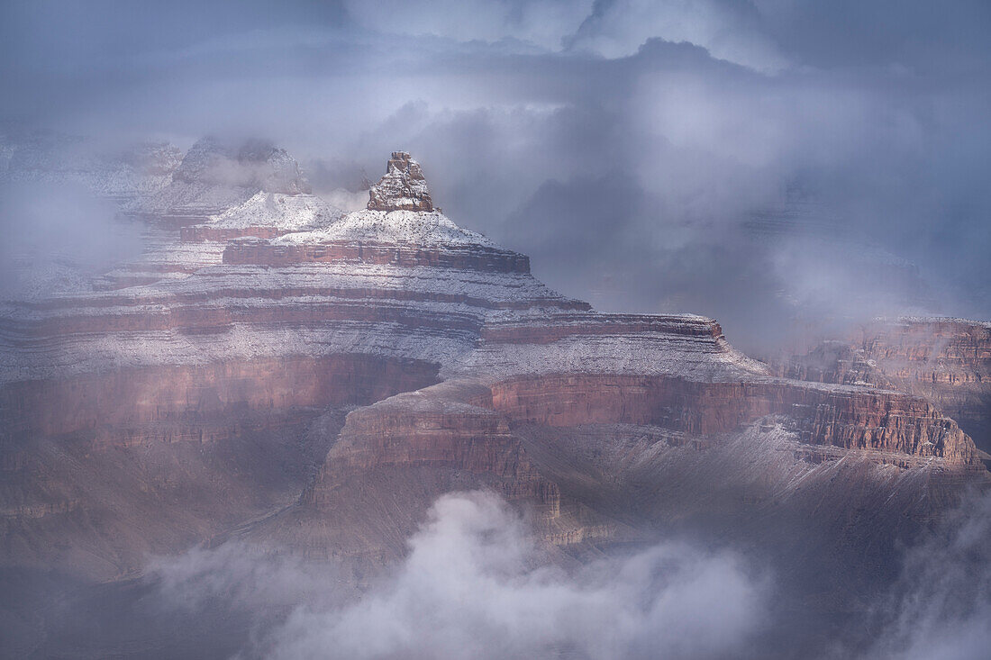 USA, Arizona, Grand-Canyon-Nationalpark. Winterschneesturm über Schlucht.