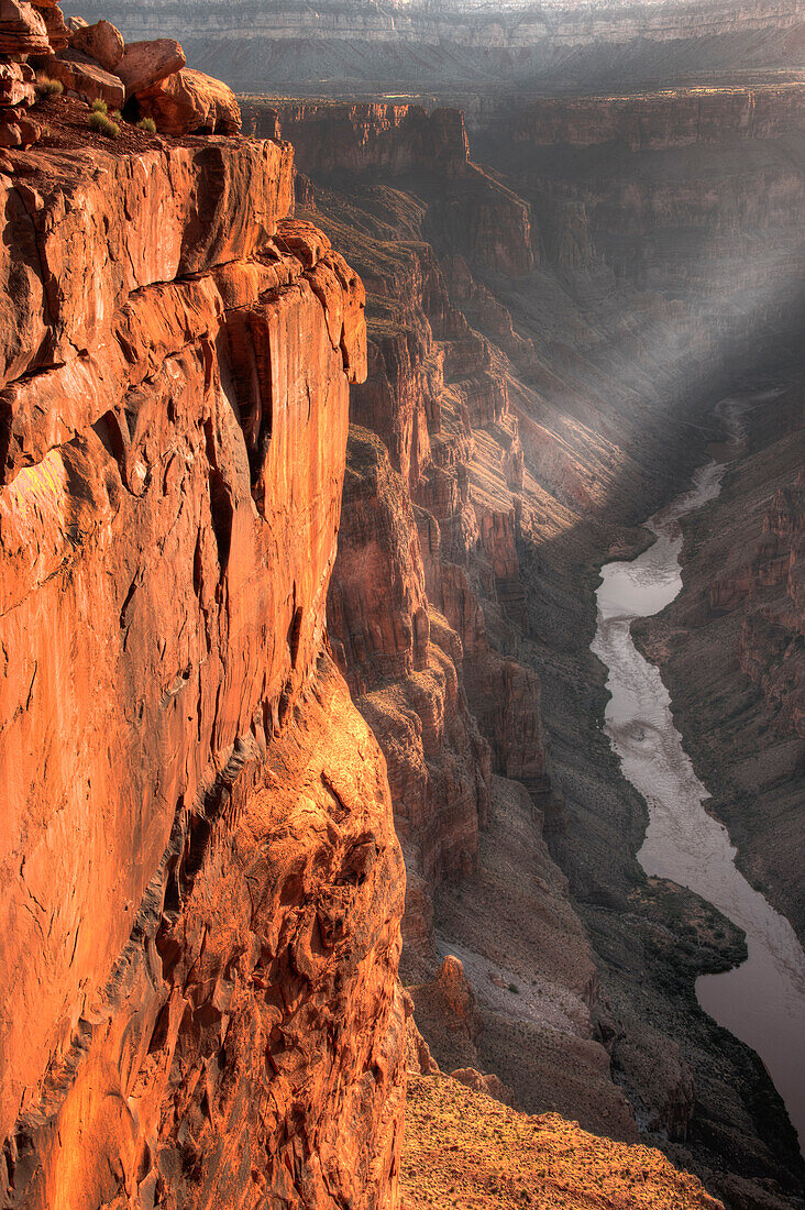 Ein einsamer Lichtstrahl dringt bei Sonnenaufgang am Toroweap Overlook im Grand Canyon durch die Wolken