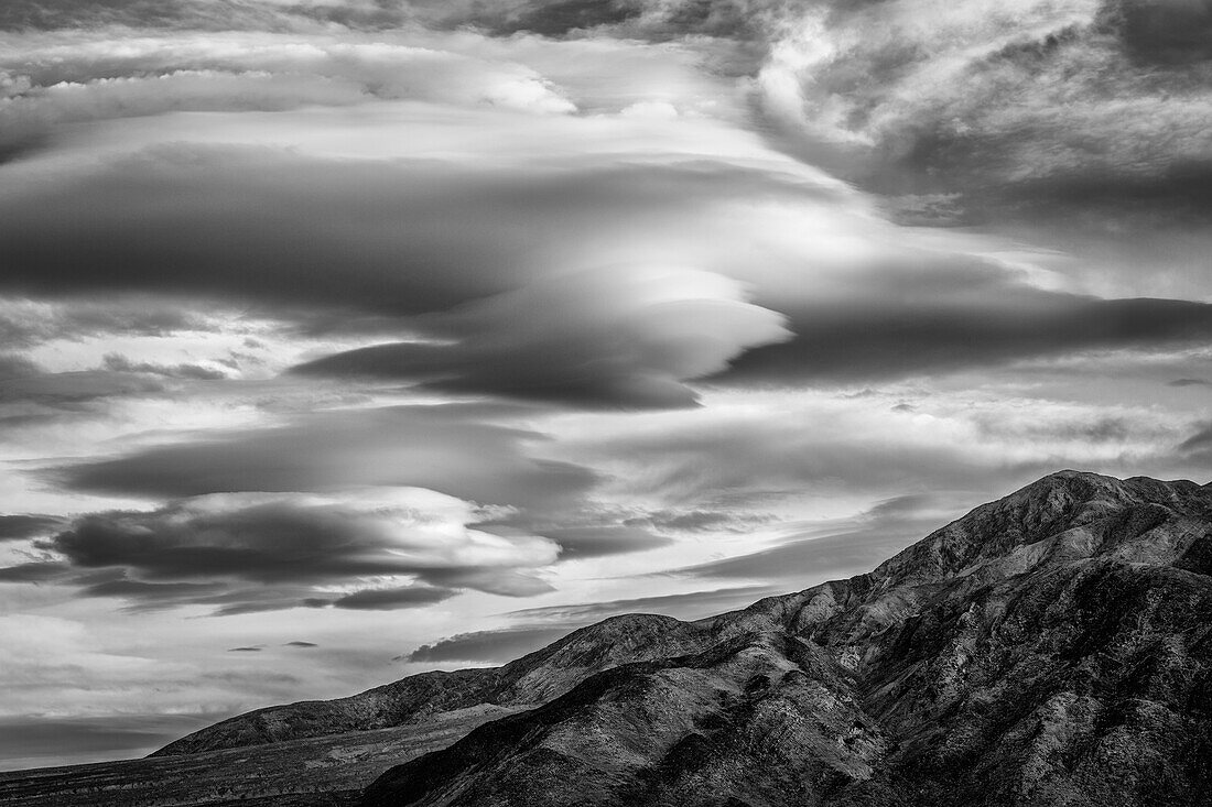 USA, Kalifornien, Death Valley National Park, linsenförmige Wolken bei Sonnenuntergang