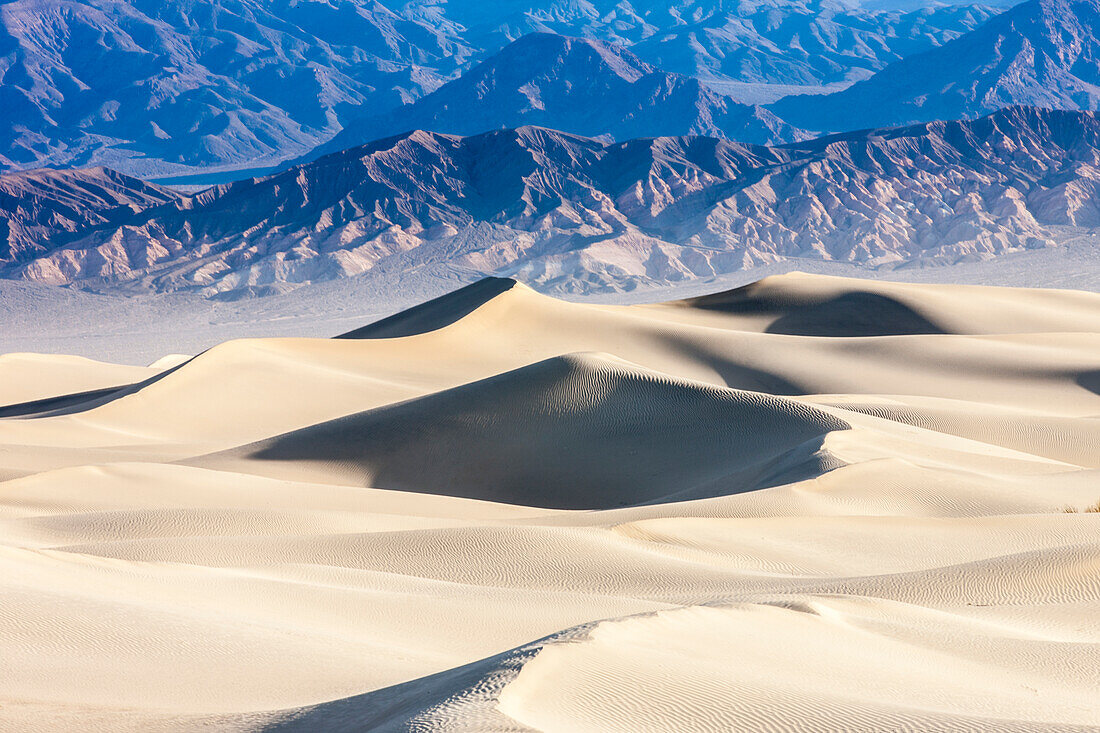 Mesquite-Sanddünen. Grapevine Mountains im Hintergrund. Death Valley, Kalifornien.
