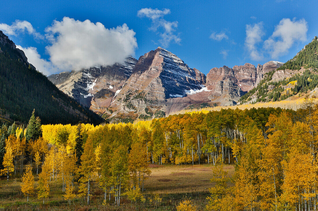 Sonnenaufgang entlang der Rocky Mountains in der Nähe von Maroon Bells. Aspen, Colorado.