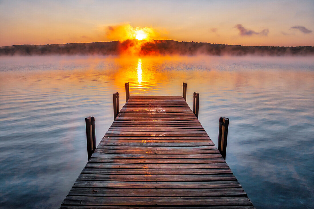 Dock am Long Lake bei Sonnenaufgang, Bridgeton, Maine