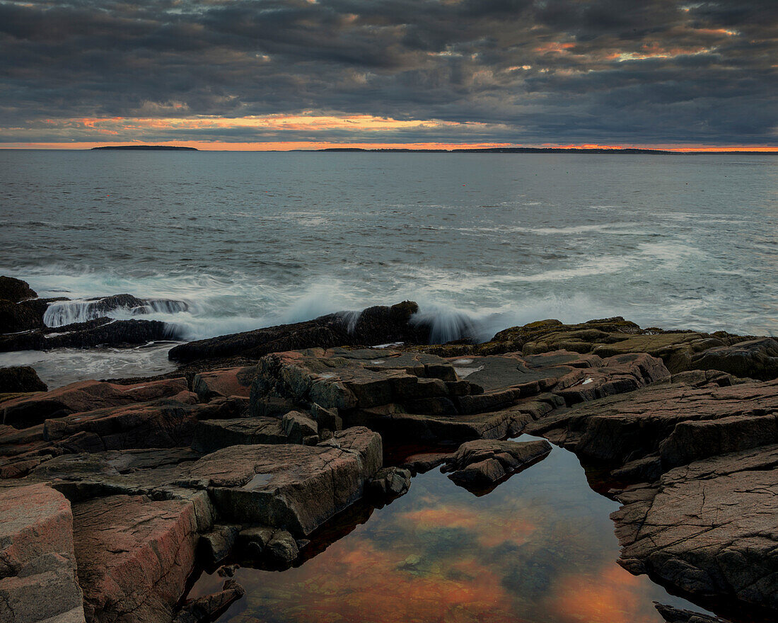 USA, Maine, Acadia-Nationalpark. Stimmungsvoller Sonnenuntergang an der Küste des Ozeans.