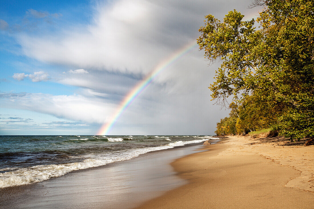 USA, Michigan, Munising, Regenbogen über Pictured Rocks National Lakeshore