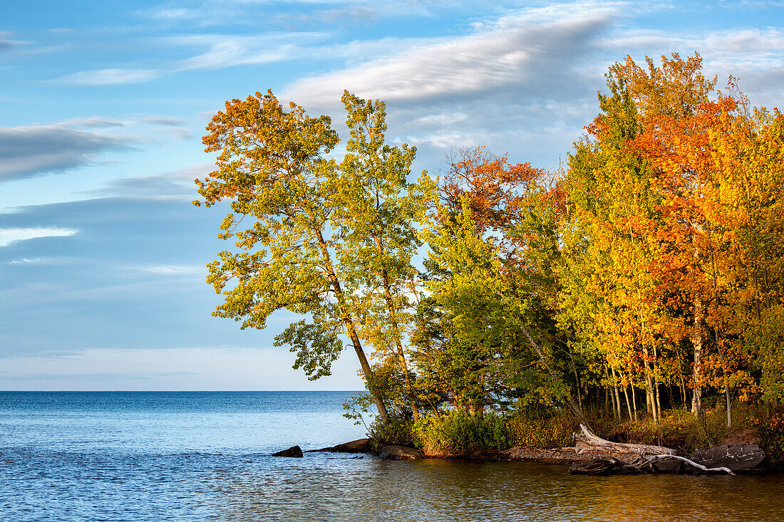 USA, Michigan, Silver City, Sonnenuntergang, wo der Big Iron River auf den Lake Superior trifft
