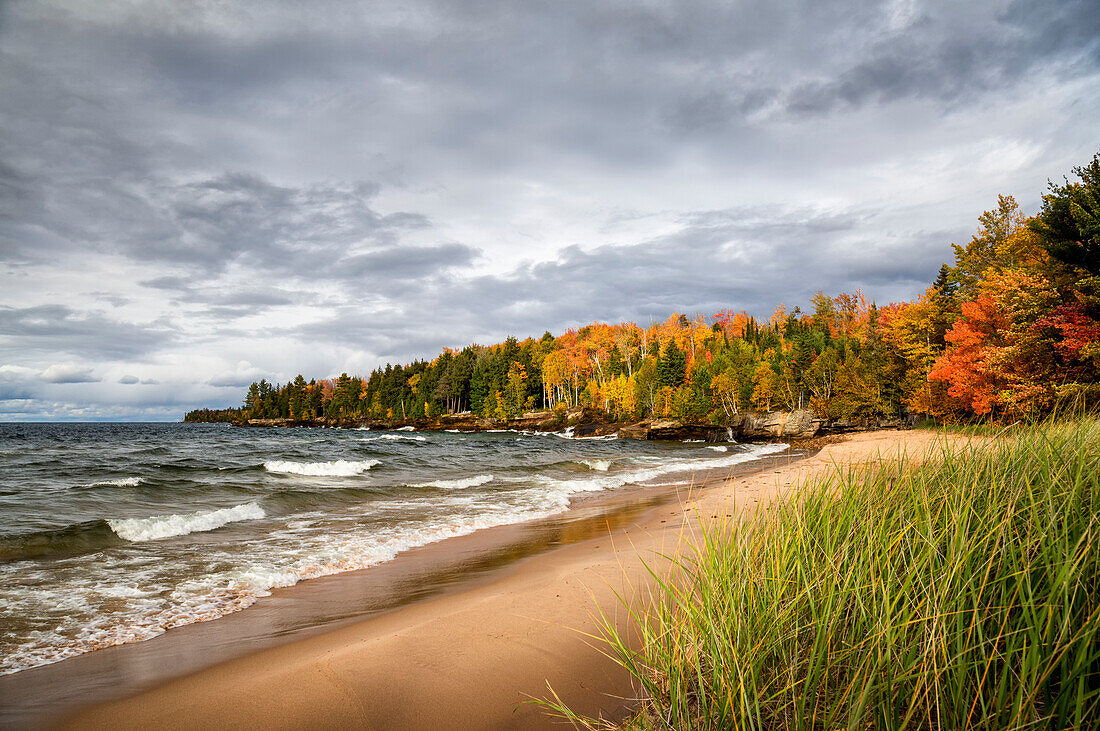 USA, Michigan, Upper Peninsula, Munising, Autumn at Au Train Bay and Lake Superior