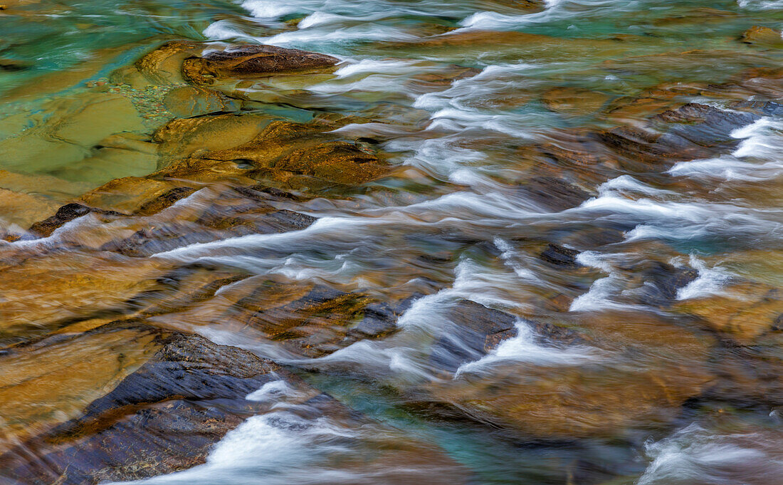 McDonald Creek im Frühjahr im Glacier National Park, Montana, USA