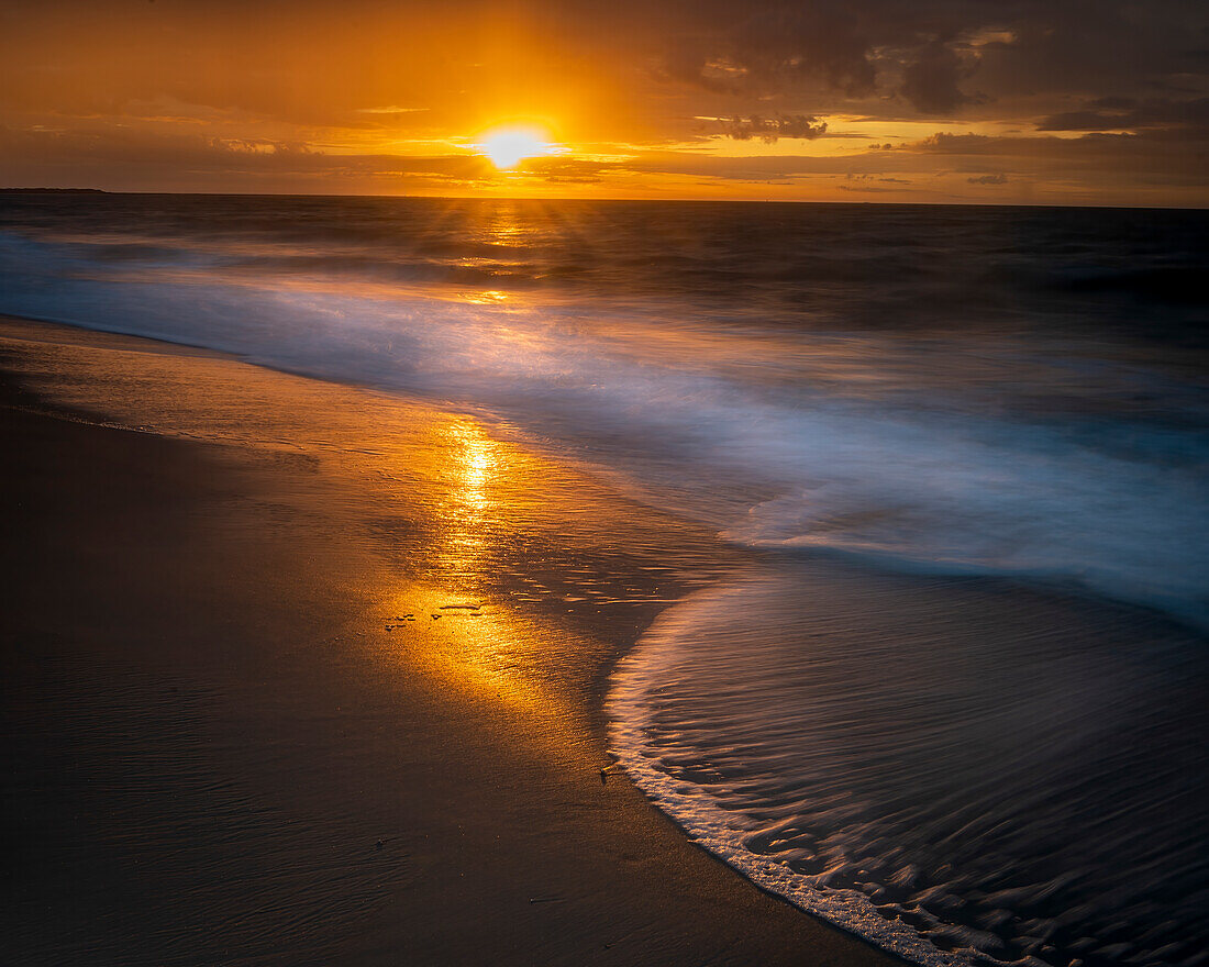 USA, New Jersey, Cape May National Seashore. Sonnenaufgang am Meer und Strand.
