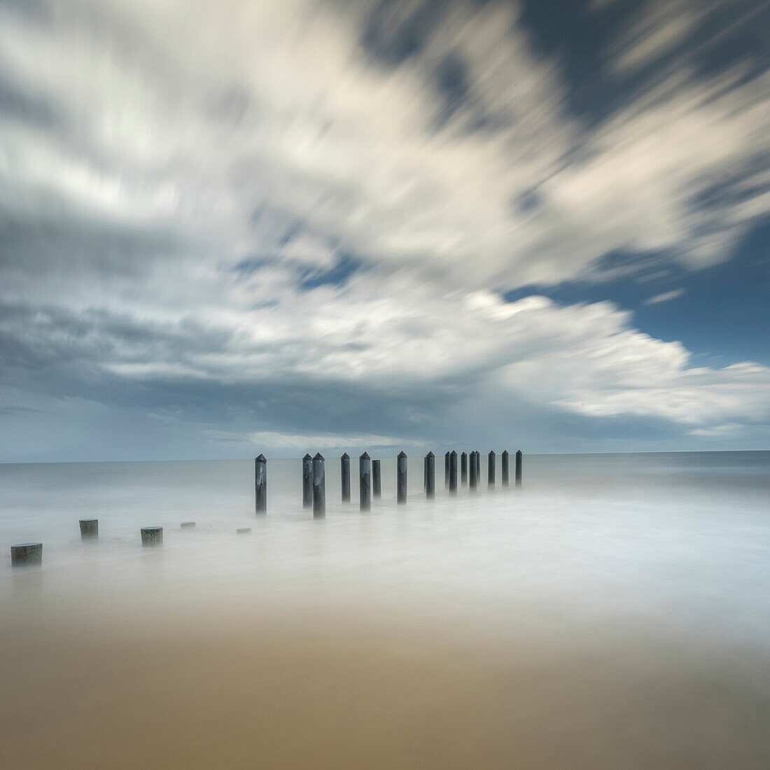 USA, New Jersey, Cape May National Seashore. Pier Beiträge am Strand.