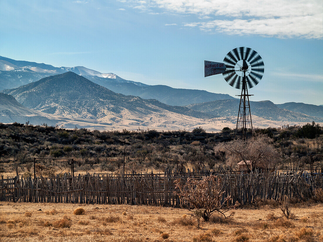 USA, New Mexico, Aeromotor Windmühle und Viehstall