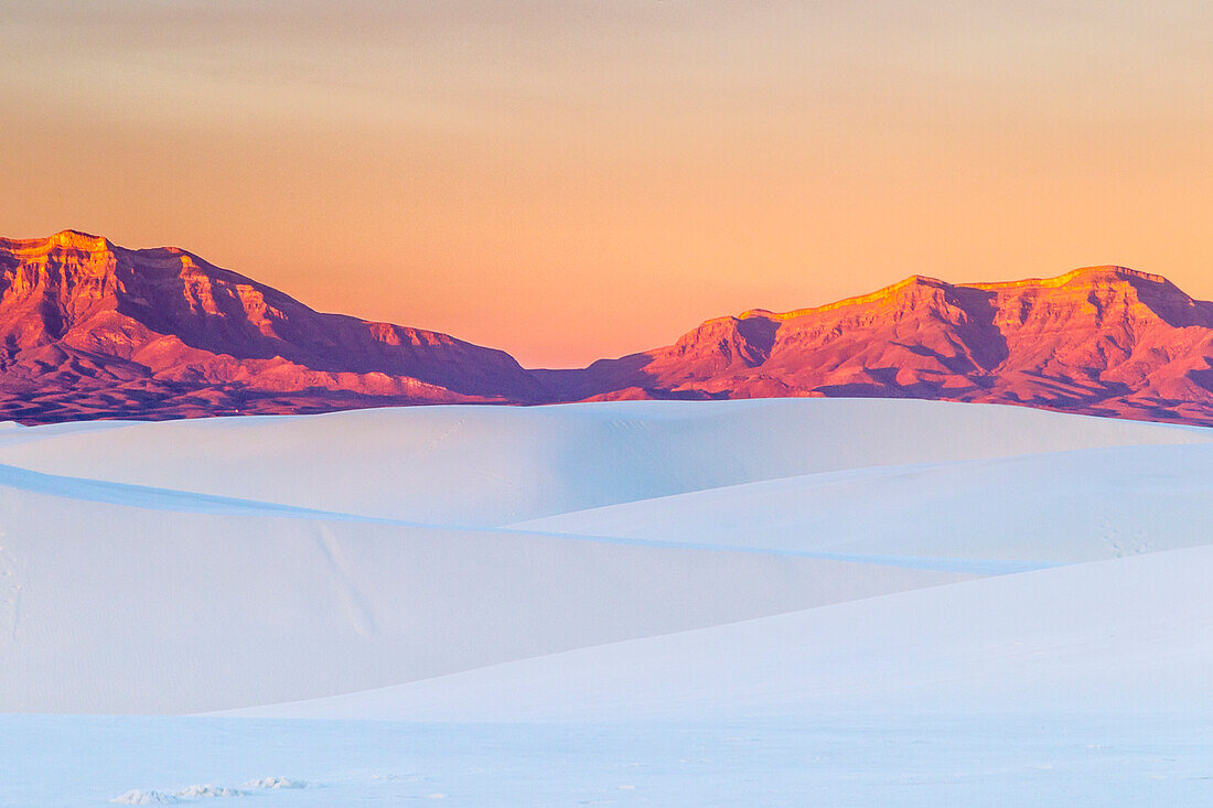 USA, New Mexico, White-Sands-Nationaldenkmal. Sonnenaufgang auf Wüstensand und Bergen