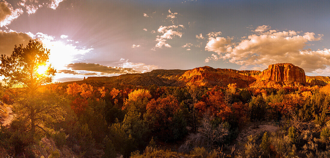 Sonnenuntergang und Herbstfarben. New-Mexiko.