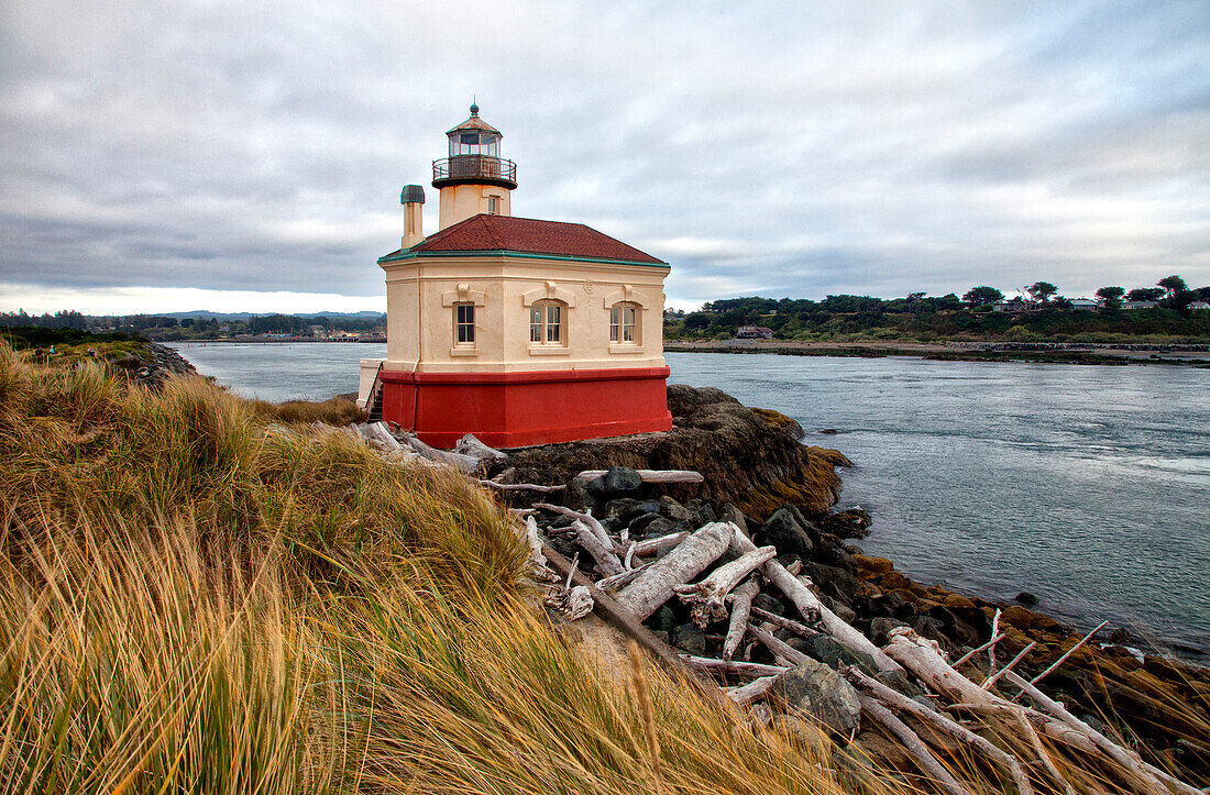 USA, Oregon, Bandon. Landschaft mit Coquille River Lighthouse