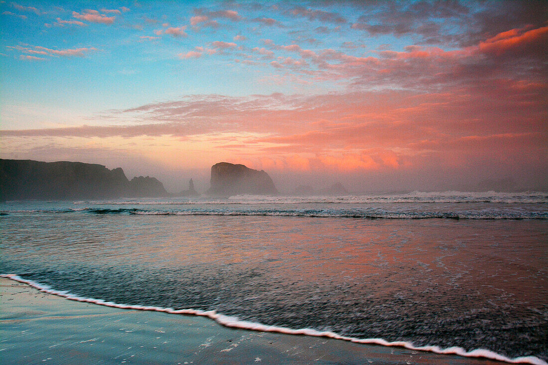 Sonnenaufgang, Sea Stacks, Bandon, Oregon, USA