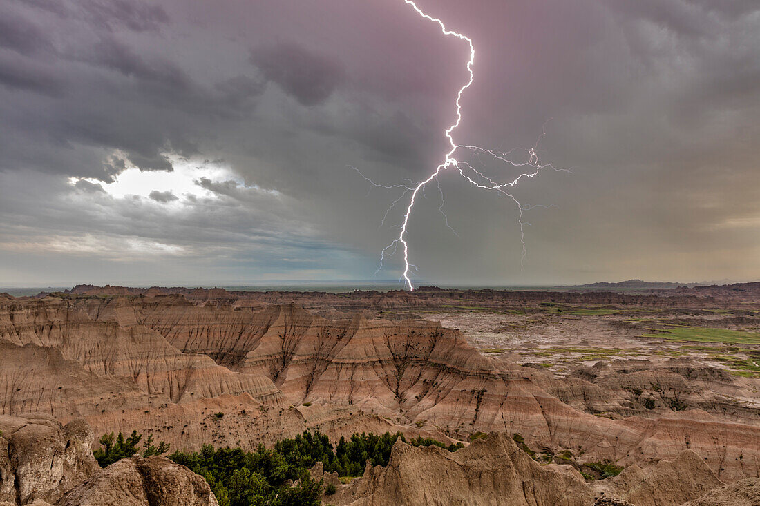 Blitzeinschlag bei Gewitter vom Pinnacles Overlook im Badlands National Park, South Dakota, USA