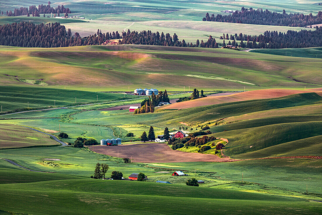 Idyllisches Gehöft aus erhöhter Sicht vom Steptoe Butte State Park im Osten Washingtons.